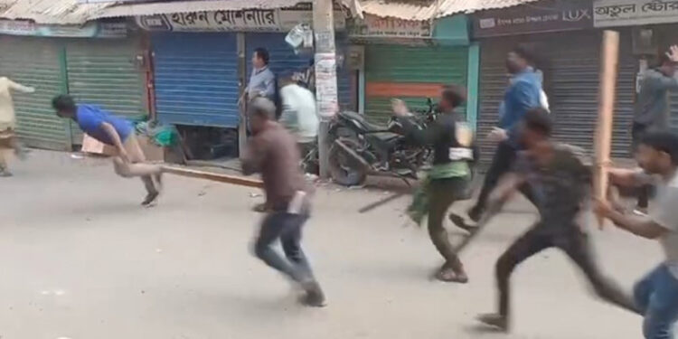 রণক্ষেত্র কুমিল্লাঃ স্বতন্ত্র প্রার্থীর প্রচারণায় বাধা, গাড়ি ভাঙচুর