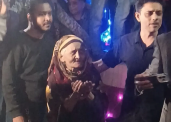 তারেক রহমানকে দেখতে হাজারো মানুষের ভিড়ে বৃদ্ধা নারীর মোনাজাত