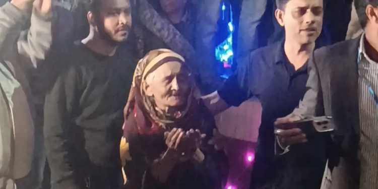 তারেক রহমানকে দেখতে হাজারো মানুষের ভিড়ে বৃদ্ধা নারীর মোনাজাত