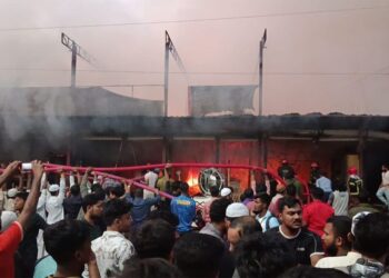 উত্তরায় ফার্নিচার মার্কেটে আগুন