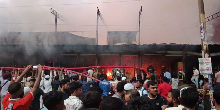 উত্তরায় ফার্নিচার মার্কেটে আগুন