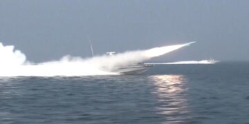 সমুদ্রের নিচে থাকা মিসাইল উন্মোচন করল ইরান