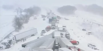 তীব্র তুষারঝড়ে বিপর্যস্ত যুক্তরাষ্ট্র: নিহত ২০