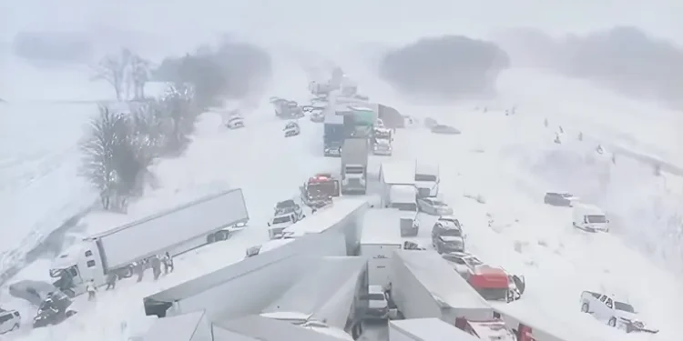 তীব্র তুষারঝড়ে বিপর্যস্ত যুক্তরাষ্ট্র: নিহত ২০