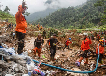 ভয়াবহ পাহাড় ধসে ইন্দোনেশিয়ায় ৭ জন নিহত, নিখোঁজ ৮২