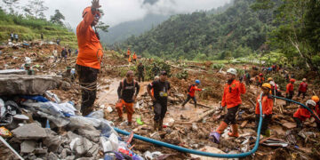 ভয়াবহ পাহাড় ধসে ইন্দোনেশিয়ায় ৭ জন নিহত, নিখোঁজ ৮২