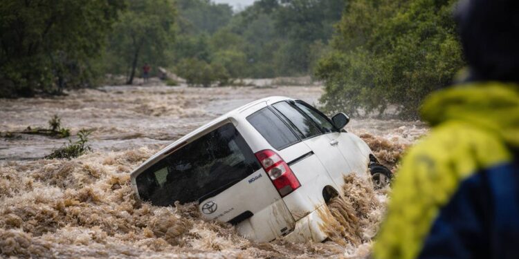 ভয়াবহ বন্যার পানিতে ভেসে গেল গাড়ি, নিহত ৯