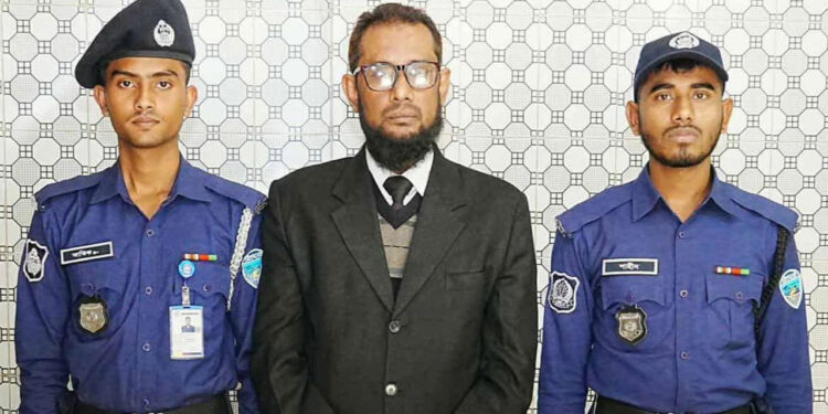 বিদেশি পিস্তল, ম্যাগাজিন, গুলিসহ কুমিল্লায় জামায়াতপন্থী আইনজীবী আটক