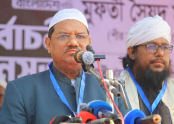 বেপর্দা মেয়েদের সঙ্গে সেলফি তোলেন জামায়াত আমির: চরমোনাই পীর