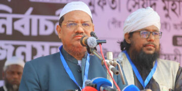 বেপর্দা মেয়েদের সঙ্গে সেলফি তোলেন জামায়াত আমির: চরমোনাই পীর