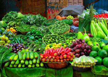 রাজধানীতে দাম চড়া সবজি-মুরগির, পেঁয়াজ-ডিমে স্বস্তি