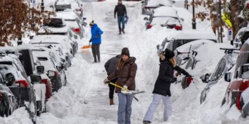ভয়াবহ তুষারঝড়: যুক্তরাষ্ট্রে নিহত বেড়ে ১৭, বিদ্যুৎহীন লাখো মানুষ
