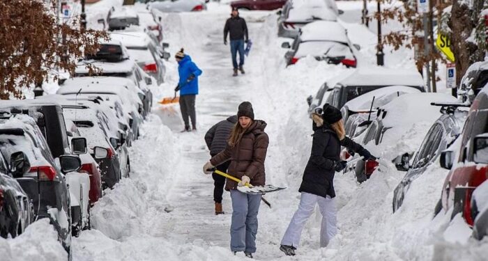 ভয়াবহ তুষারঝড়: যুক্তরাষ্ট্রে নিহত বেড়ে ১৭, বিদ্যুৎহীন লাখো মানুষ