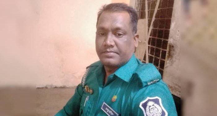 পুলিশ ফাঁড়ির টয়লেটে ঝুলছিল কনস্টেবলের মরদেহ