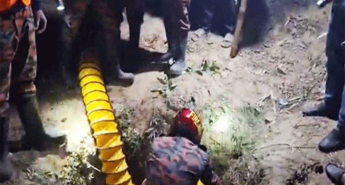 চট্টগ্রামে গভীর নলকূপের গর্তে পড়া শিশু মেজবাহ মারা গেছে