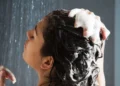 গরম পানি কী চুলের জন্য সত্যিই খারাপ