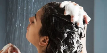 গরম পানি কী চুলের জন্য সত্যিই খারাপ