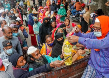 টিসিবির পণ্য কিনতে মানুষের লড়াই