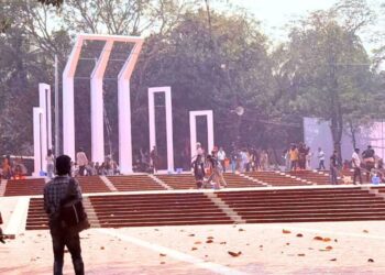 রং-তুলির আঁচড়ে কেন্দ্রীয় শহীদ মিনার