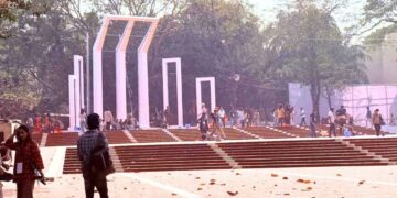 রং-তুলির আঁচড়ে কেন্দ্রীয় শহীদ মিনার