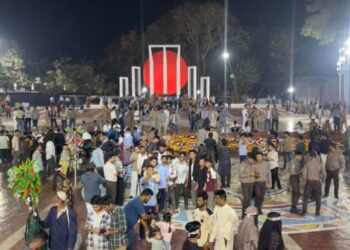 কেন্দ্রীয় শহীদ মিনারে সর্বস্তরের মানুষের ঢল
