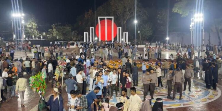 কেন্দ্রীয় শহীদ মিনারে সর্বস্তরের মানুষের ঢল