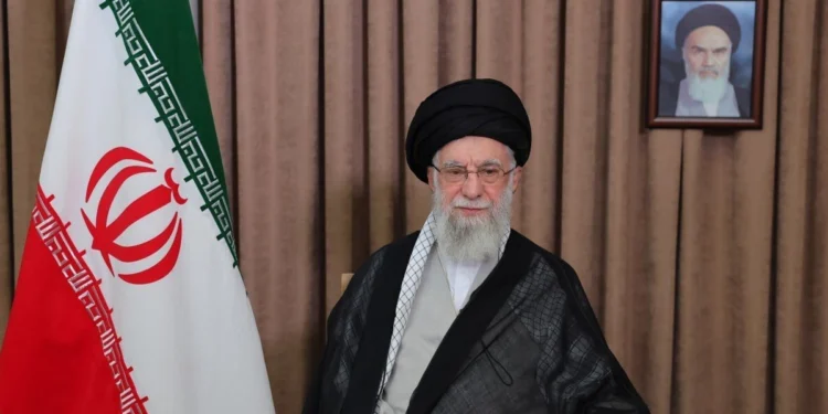 যুক্তরাষ্ট্র হামলা চালালে ‘আঞ্চলিক যুদ্ধের’ হুঁশিয়ারি খামেনির