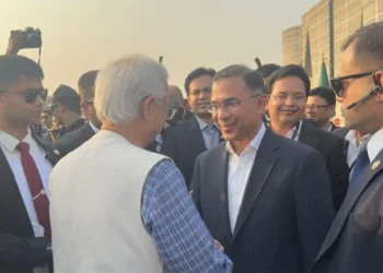 নবনির্বাচিত প্রধানমন্ত্রীর সঙ্গে শুভেচ্ছা বিনিময় বিদায়ী প্রধান উপদেষ্টার