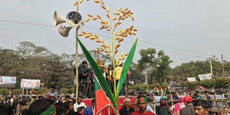 উৎসবমুখর পরিবেশে বরিশালে তারেক রহমানের জনসভায় নেতাকর্মীদের ঢল