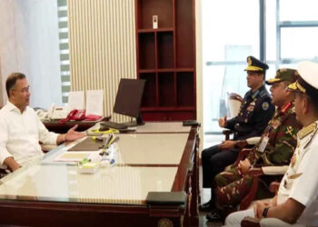 প্রধানমন্ত্রীর সঙ্গে তিন বাহিনী প্রধানের সাক্ষাৎ