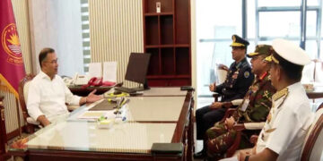 প্রধানমন্ত্রীর সঙ্গে তিন বাহিনী প্রধানের সাক্ষাৎ