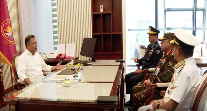 প্রধানমন্ত্রীর সঙ্গে তিন বাহিনী প্রধানের সাক্ষাৎ