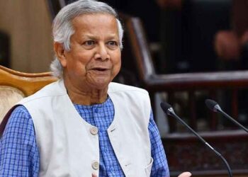 লাল পাসপোর্ট হস্তান্তর করেছেন ড. ইউনূস