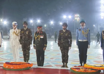 ভাষা শহীদদের প্রতি তিন বাহিনীর প্রধানের শ্রদ্ধা