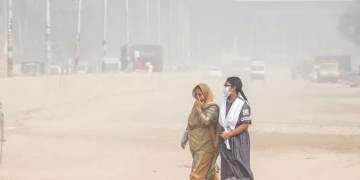 বায়ু দূষণের শীর্ষে ঢাকা