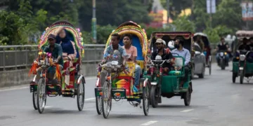 রাজধানীর সড়কে দাপিয়ে বেড়াচ্ছে অটোরিকশা