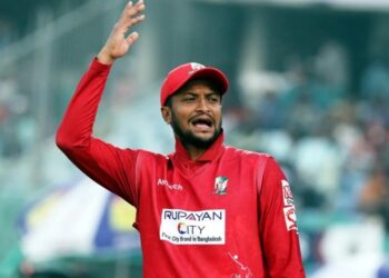 সব বাধা কাটিয়ে ফিরছেন সাকিব