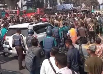 চট্টগ্রাম বন্দরে জরুরি বৈঠকে নৌ উপদেষ্টা, বাইরে উত্তেজনা