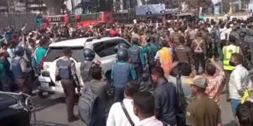 চট্টগ্রাম বন্দরে জরুরি বৈঠকে নৌ উপদেষ্টা, বাইরে উত্তেজনা