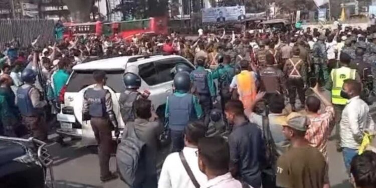 চট্টগ্রাম বন্দরে জরুরি বৈঠকে নৌ উপদেষ্টা, বাইরে উত্তেজনা