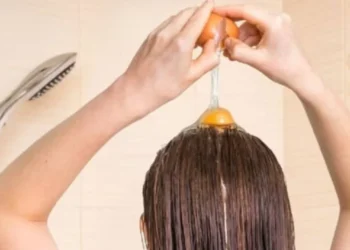 কাঁচা ডিমে চুলের উজ্জ্বলতা বাড়ে কয়েকগুণ