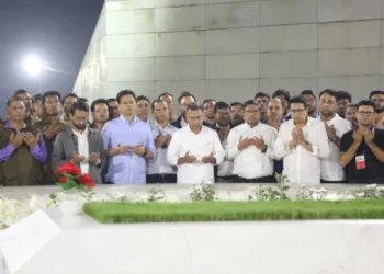 ভোটের প্রচারণা শেষে রাতে বাবা-মায়ের কবর জিয়ারত করলেন তারেক রহমান