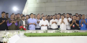 ভোটের প্রচারণা শেষে রাতে বাবা-মায়ের কবর জিয়ারত করলেন তারেক রহমান