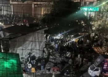 তিনতলা ভবনধস বহু মানুষ আটকা পড়ার শঙ্কা