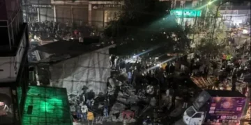 তিনতলা ভবনধস বহু মানুষ আটকা পড়ার শঙ্কা