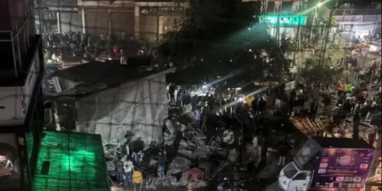 তিনতলা ভবনধস বহু মানুষ আটকা পড়ার শঙ্কা