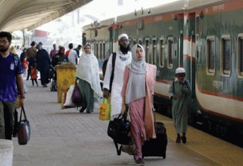 নির্ধারিত সময়ে ছাড়ছে ট্রেন, স্বস্তিতে যাত্রীরা