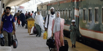 নির্ধারিত সময়ে ছাড়ছে ট্রেন, স্বস্তিতে যাত্রীরা