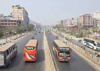 কমে গেছে যানবাহন, মিলছে না তেল