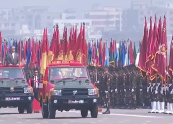 বর্ণাঢ্য কুচকাওয়াজে স্বাধীনতা দিবস উদযাপন